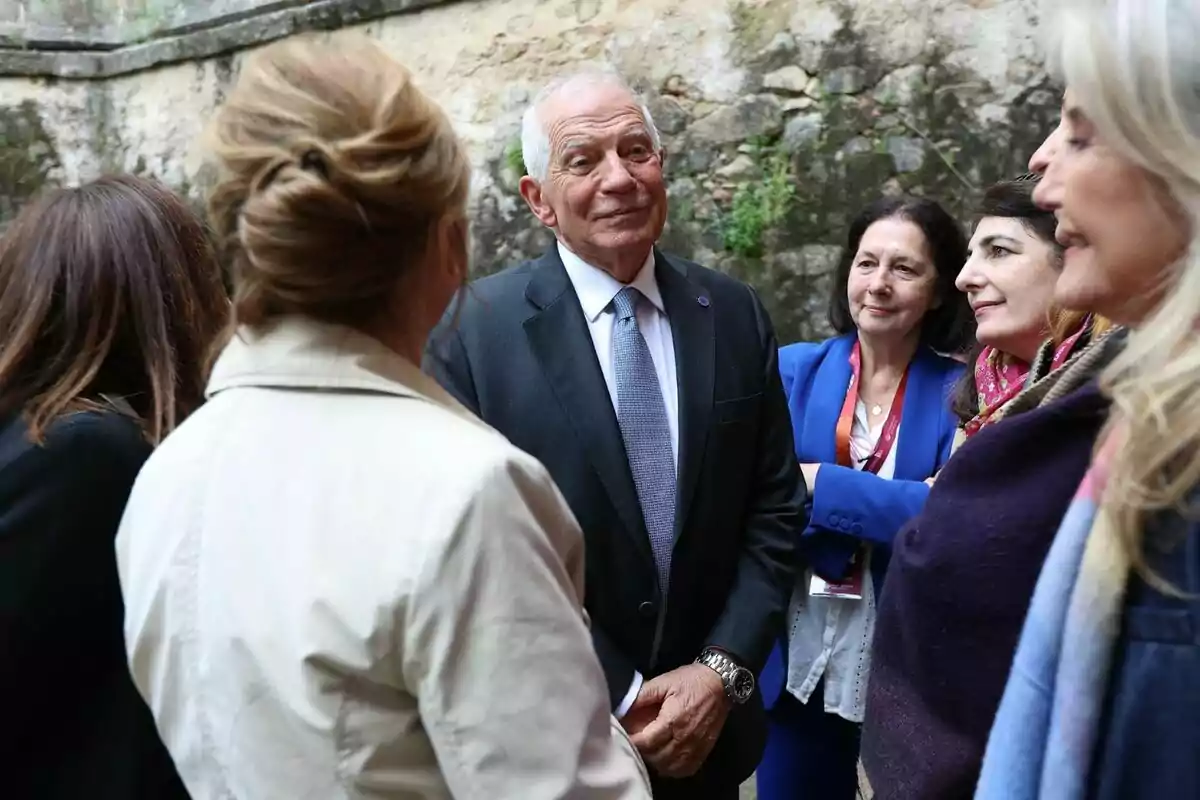 L'exalt Representant de la Unió per a Afers Exteriors i Política de Seguretat i expresident del Parlament Europeu, Josep Borrell, al Monestir de Sant Jeroni de Yuste, el 9 de maig de 2025, a Cuacos de Yuste, Càceres. L'exalt Representant de la Unió per a Afers Exteriors i Política de Seguretat i expresident del Parlament Europeu, Josep Borrell, al Monestir de Sant Jeroni de Yuste, el 9 de maig de 2025, a Cuacos de Yuste, Càceres.