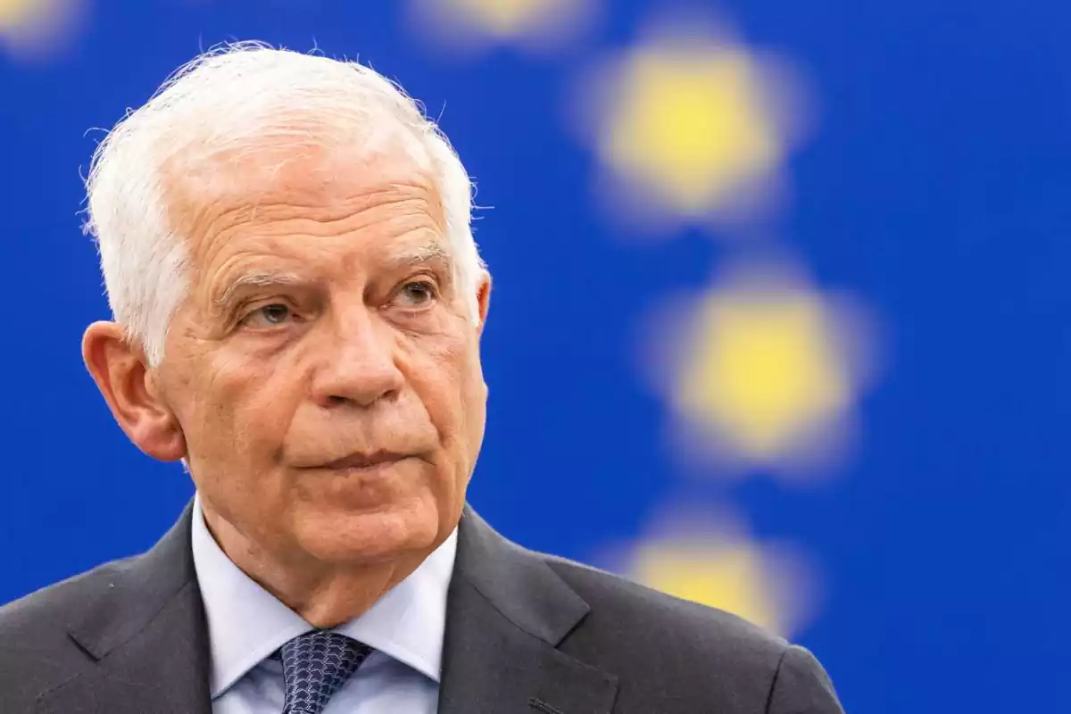 primer pla de Josep Borrell seriós, mirant cap a un costat i amb el fons de la bandera de la Unió Europea