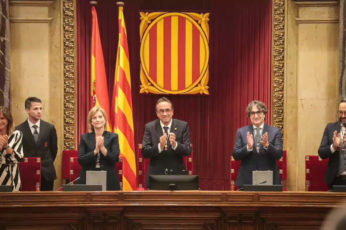 Foto de Josep Rull presidint el Parlament de Catalunya mentre aplaudeix al costat dels seus dos vicepresidents del Parlament