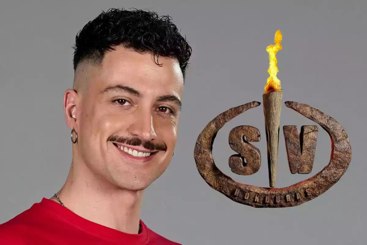 Joshua Velázquez con bigote y cabello rizado sonríe junto a un logotipo de Supervivientes con una antorcha encendida.