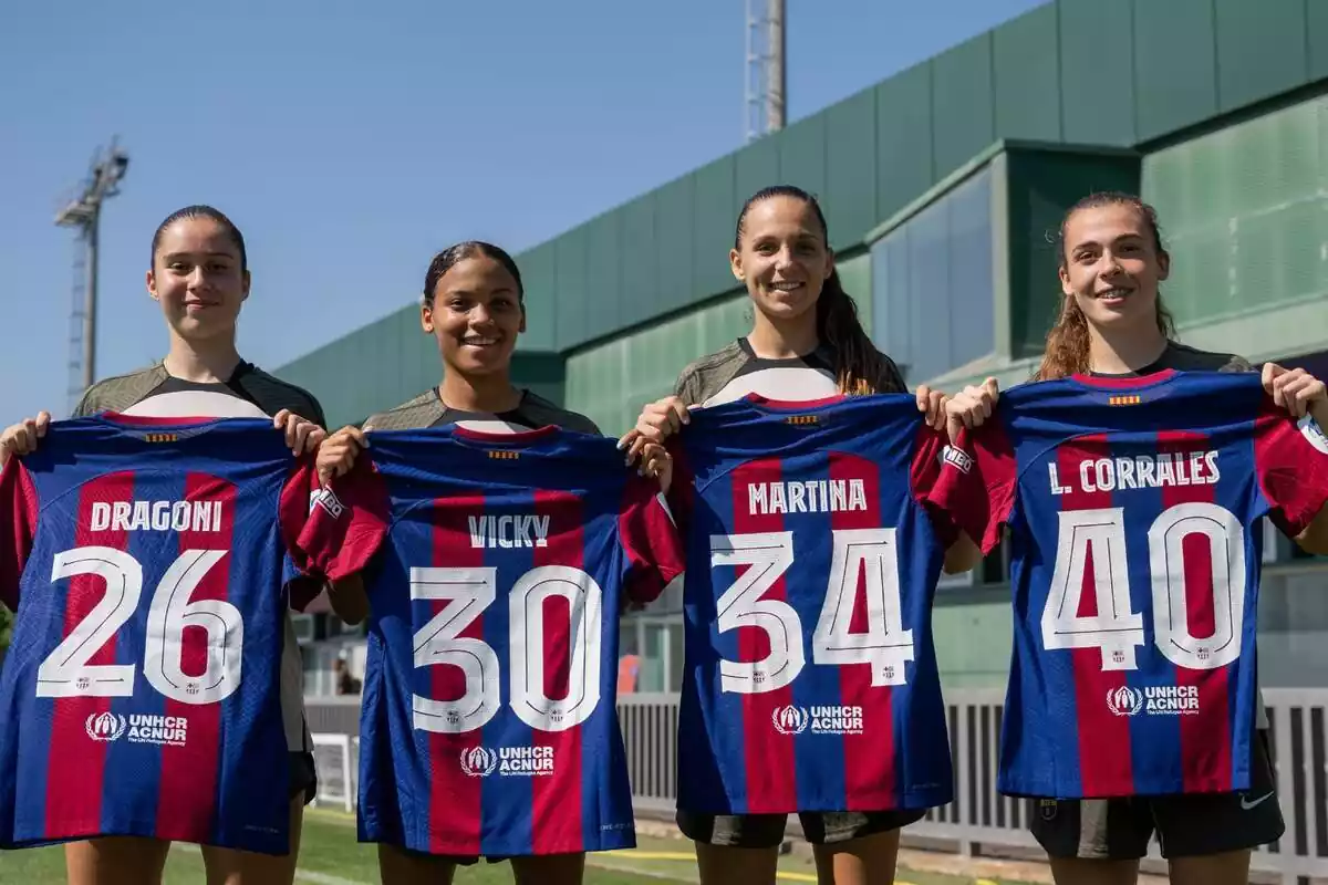 Vicky, Martina, Corrales i Dragoni posen amb les samarretes del Barça Femení