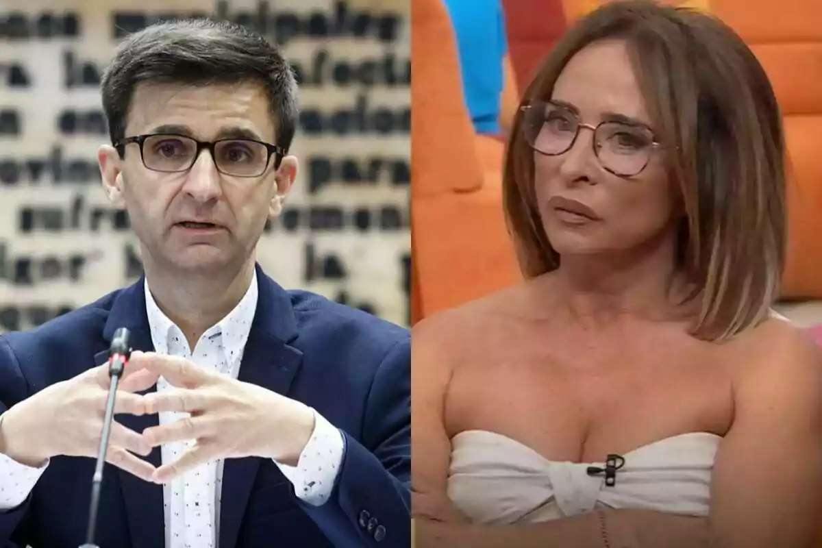 José Pablo López amb ulleres i jaqueta blava està parlant davant d’un micròfon mentre María Patiño, amb ulleres i cabell solt, porta un vestit blanc i està asseguda en un sofà taronja.