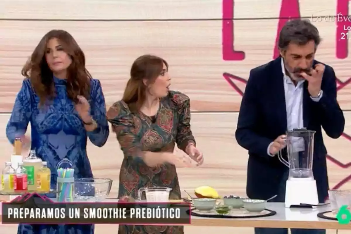 Nuria Roca, Juan del Val i Cristina Plaza a 'La Roca' preparant un batut prebiòtic amb ingredients sobre una taula.