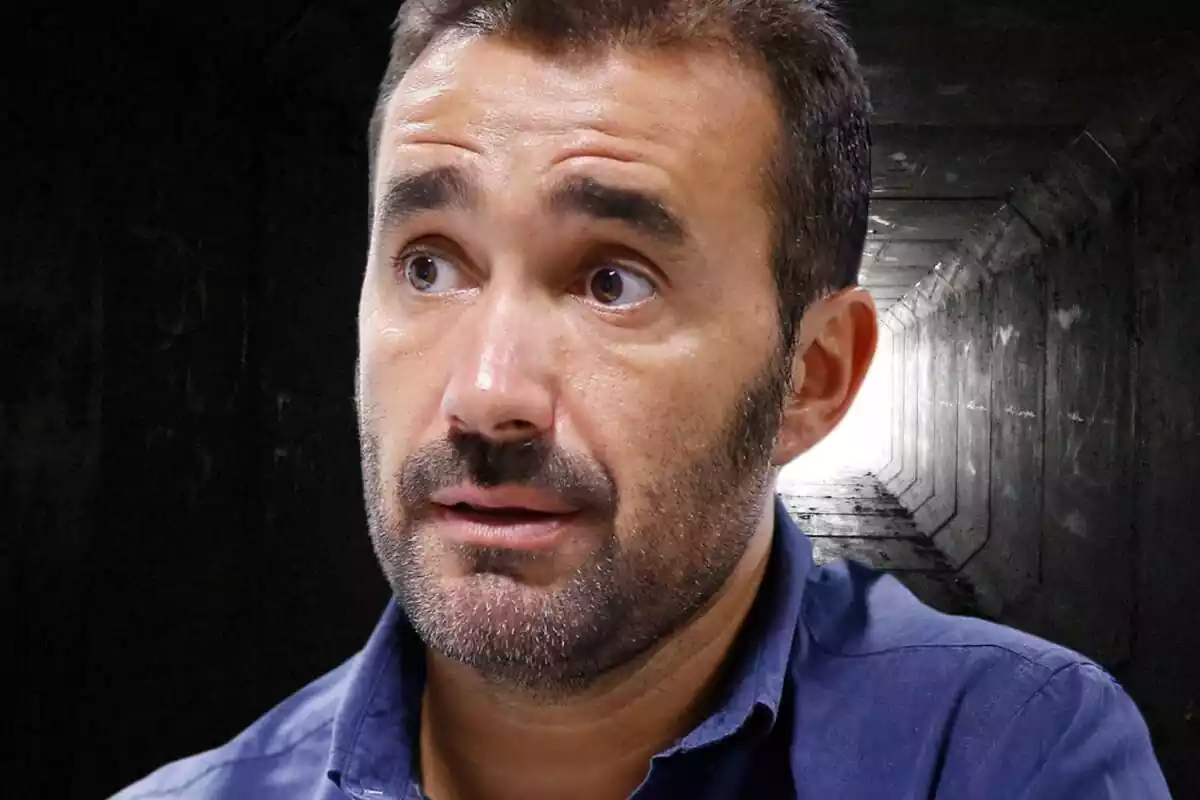 Juanma Castaño mira cap a un costat amb un túnel negre al fons de la imatge