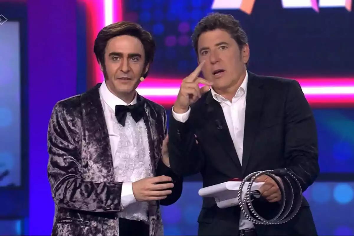 Captura de Manel Fuentes junto a Juanra Bonet con el pulsador de Tu Cara Me Suena