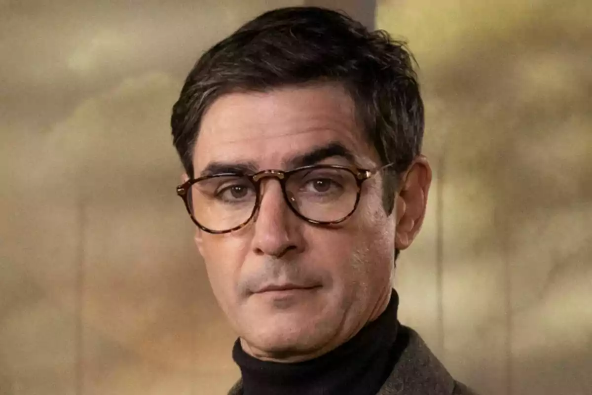Juanra Bonet amb ulleres i cabell fosc mira a la càmera amb una expressió seriosa a Traitors.