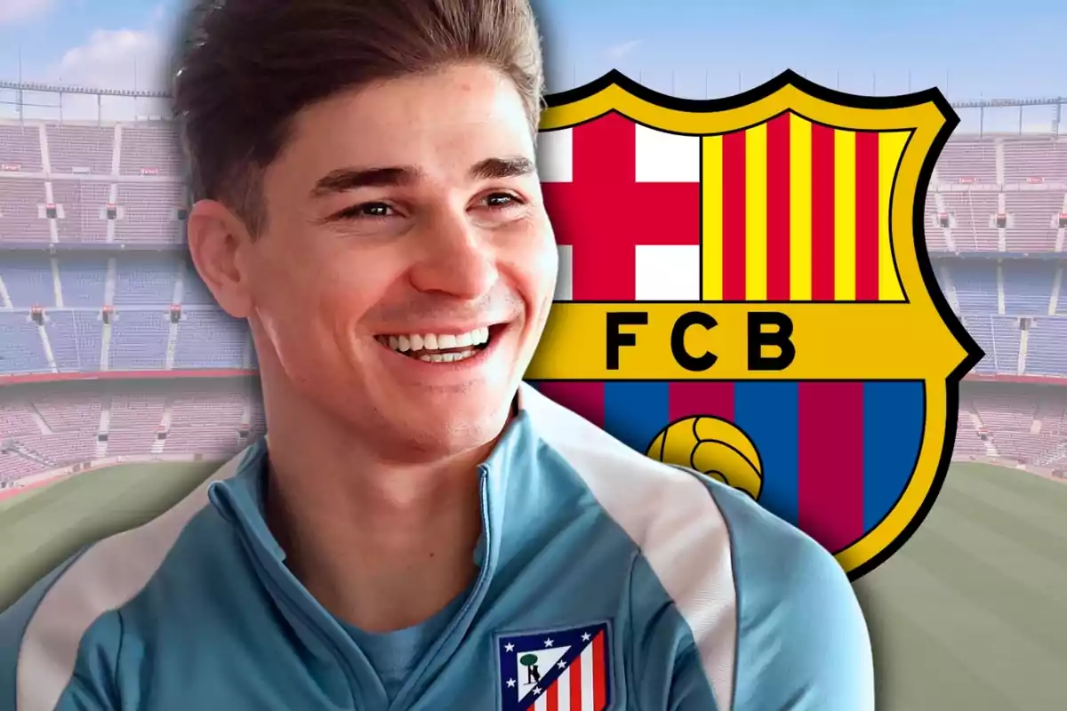 Un futbolista somrient amb l’uniforme de l’Atlètic de Madrid apareix davant de l’escut del FC Barcelona en un estadi buit.