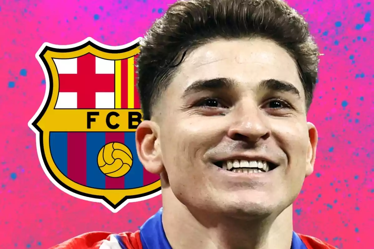 Un jugador de fútbol sonriente con el escudo del FC Barcelona de fondo.