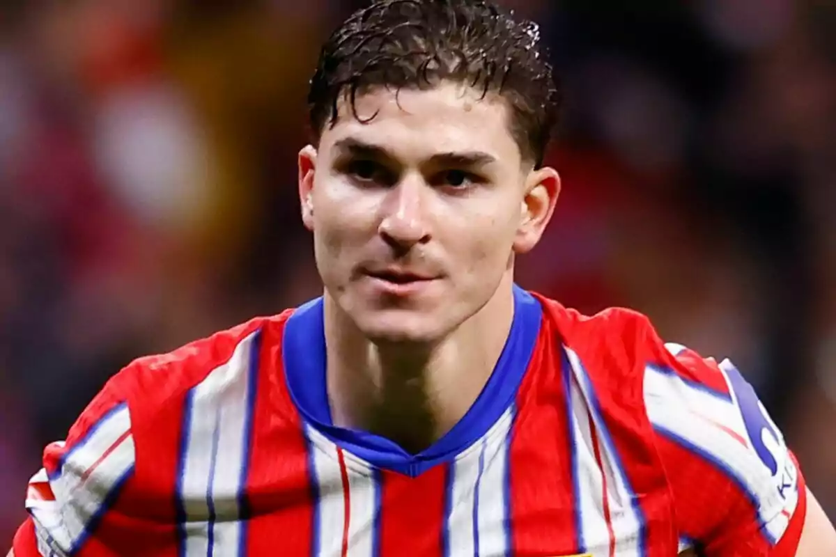 Un jugador de futbol amb samarreta de ratlles vermelles i blanques al camp. Un jugador de futbol amb samarreta de ratlles vermelles i blanques al camp.