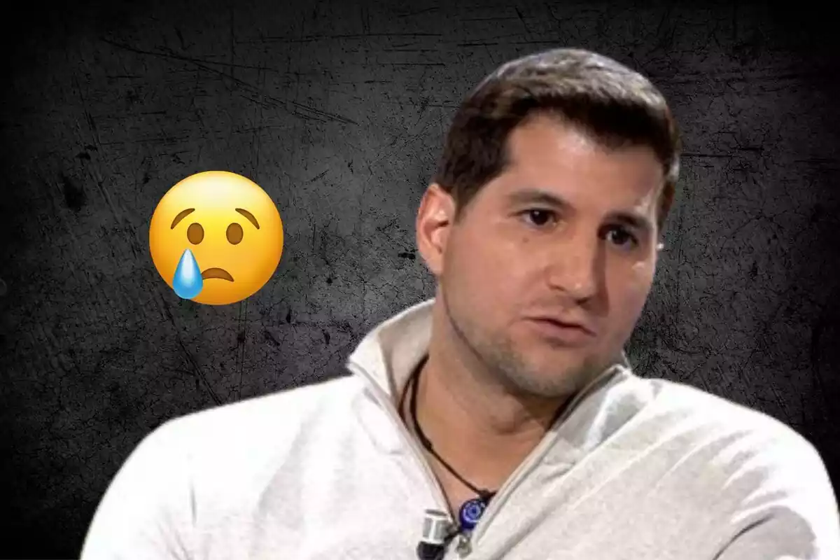 Muntatge de Julián Contreras amb un jersei blanc mirant trist al costat sobre un fons fosc i un emoji plorant