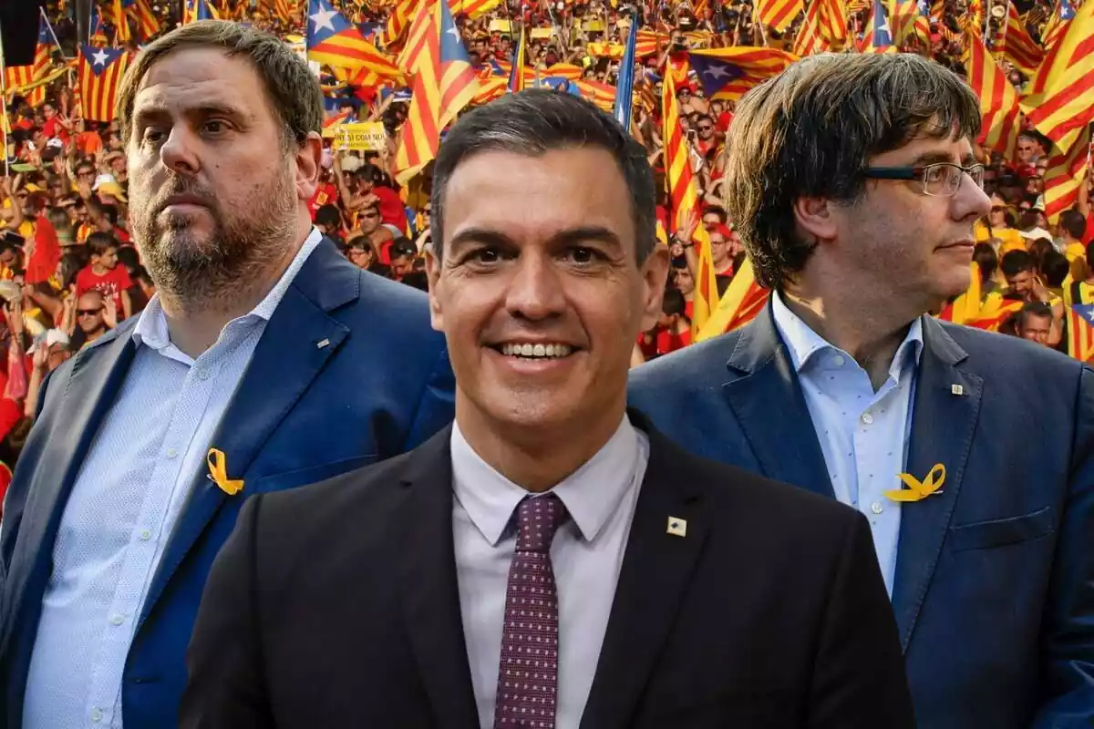 Muntatge fotogràfic amb els 2 líders independentistes Puigdemont i Junqueras, amb Pedro Sánchez en primer pla i una manifestació plena d'estelades de fons