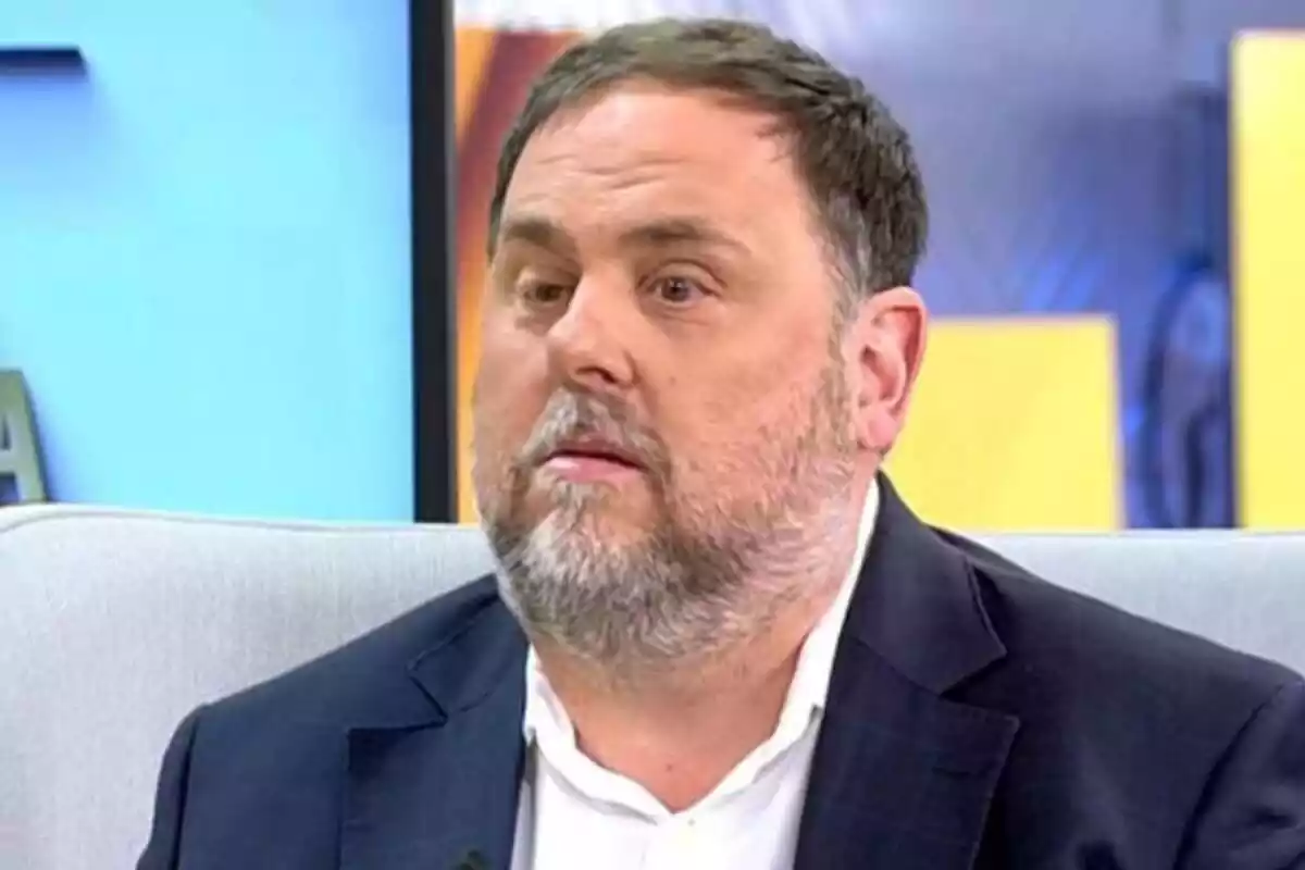 Pla mig curt d'Oriol Junqueras assegut en una butaca del programa dels matins de Telecinco