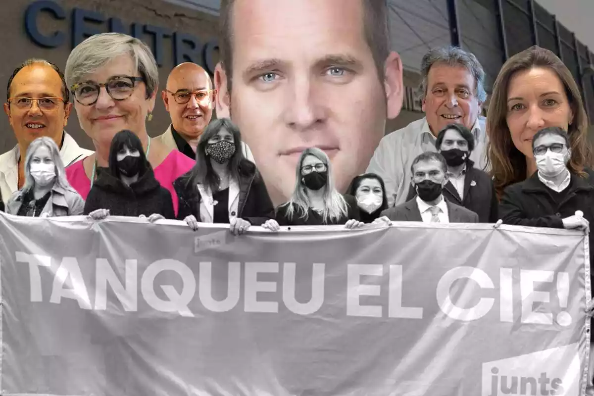 Muntatge amb alguns líders de Junts per Catalunya en blanc i negre, subjectant una pancarta de tancat el cie en primer pla, amb alguns alcaldes del mateix partit en segon pla que demanen poder expulsar els multireincidents