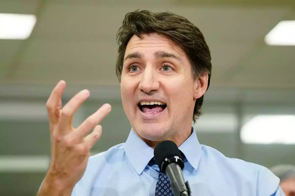 Justin Trudeau, primer ministro de Canadá respondiendo preguntas en una conferencia en Southern Alberta