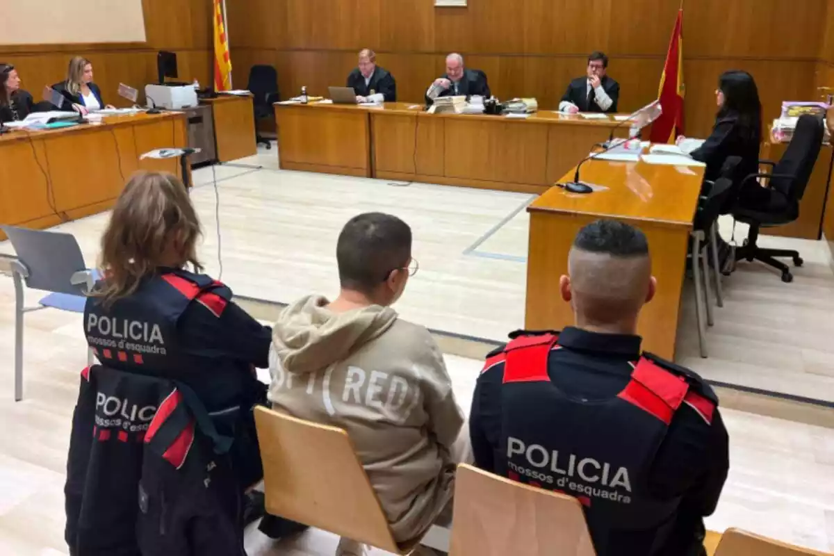 Una dona jutjada a un jutjat de Barcelona acompanyada de dos Mossos d'Esquadra