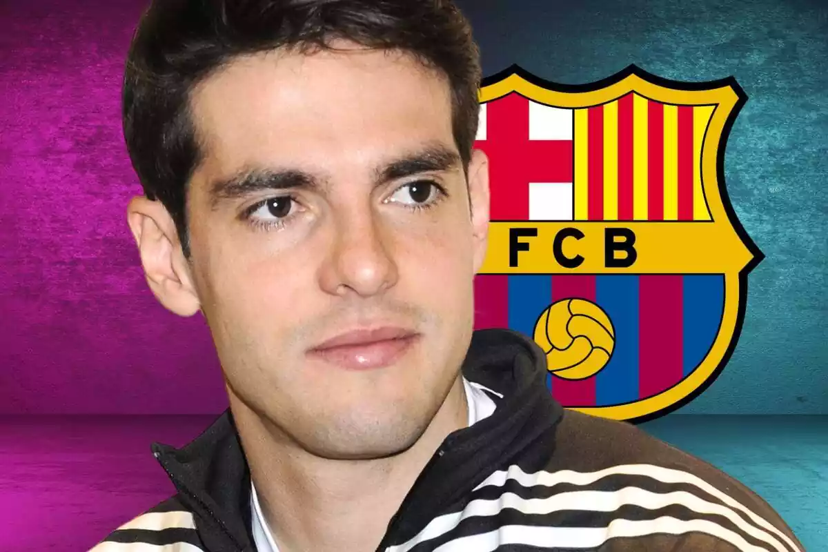 Kaká mirant cap a un costat amb l'escut del FC Barcelona i unes llums morades i blaves al fons