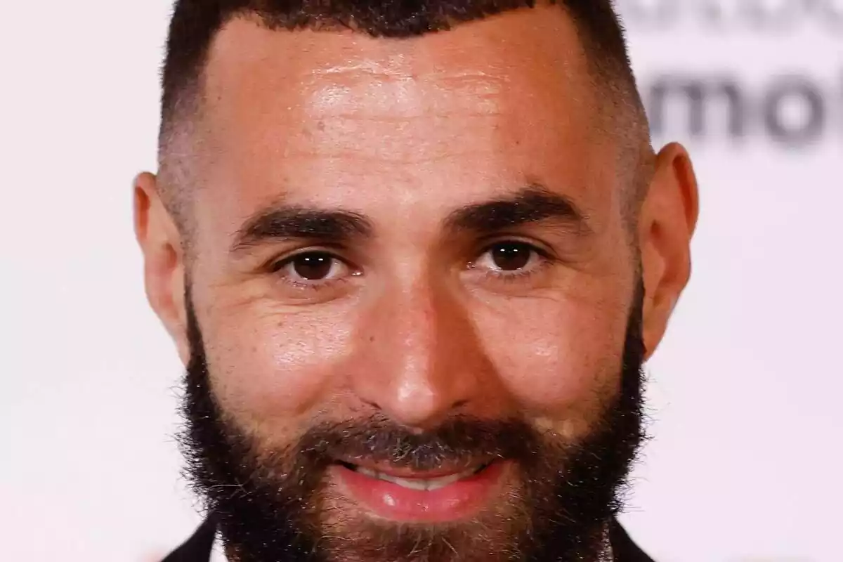 Primer pla de Karim Benzema somrient