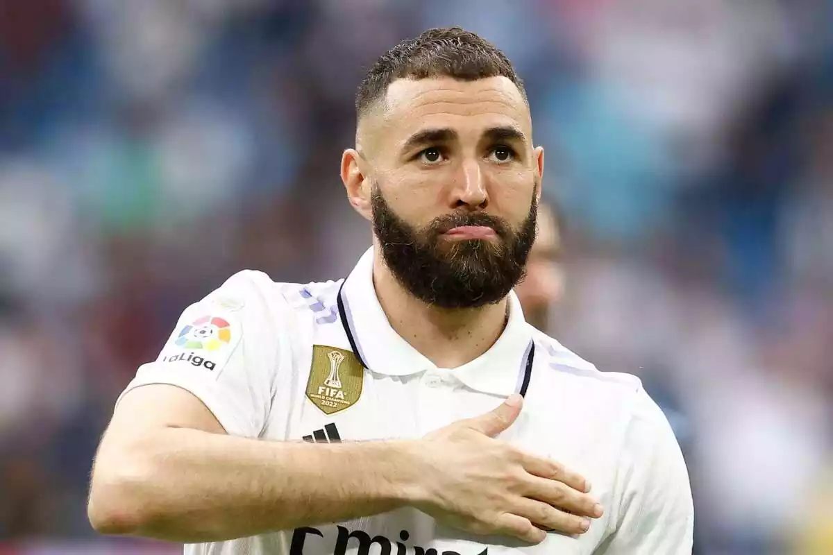 Pla mig curt de Karim Benzema tocant-se l'escut del Reial Madrid