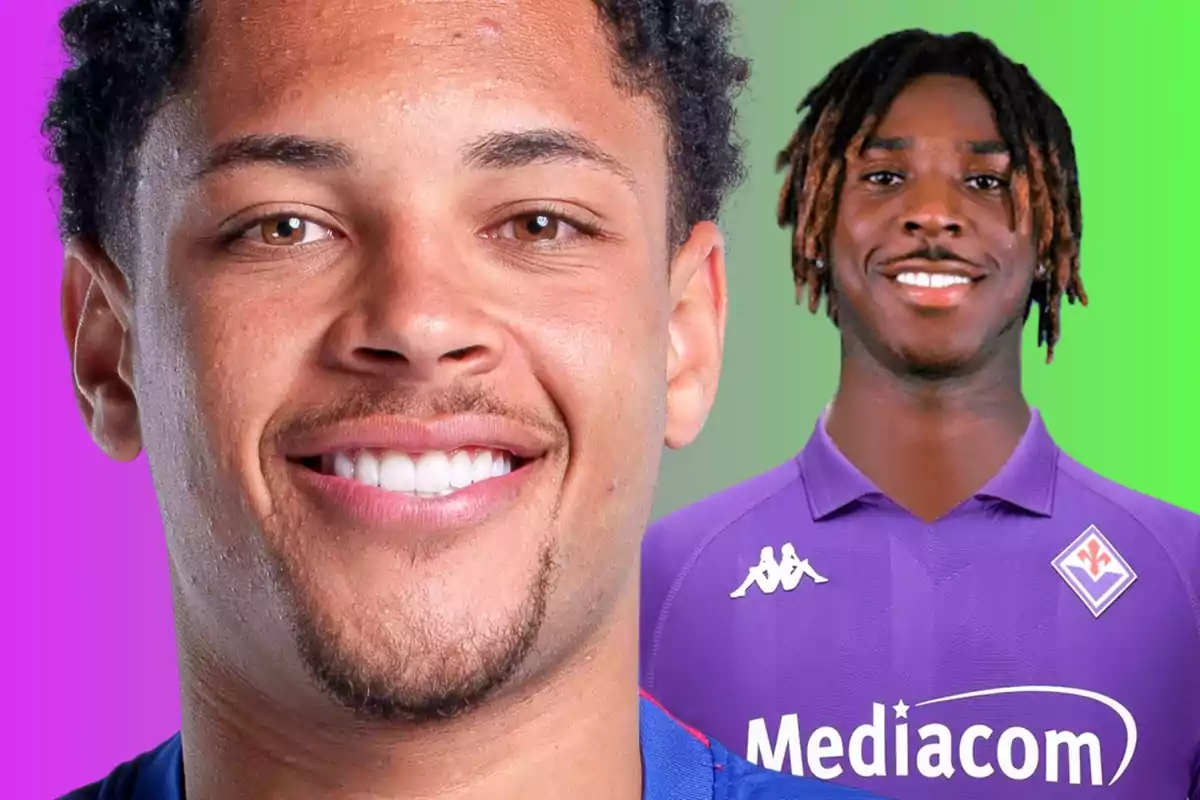 Dos jugadors de futbol somrients, un amb una samarreta blava i un altre amb una samarreta morada de la Fiorentina.