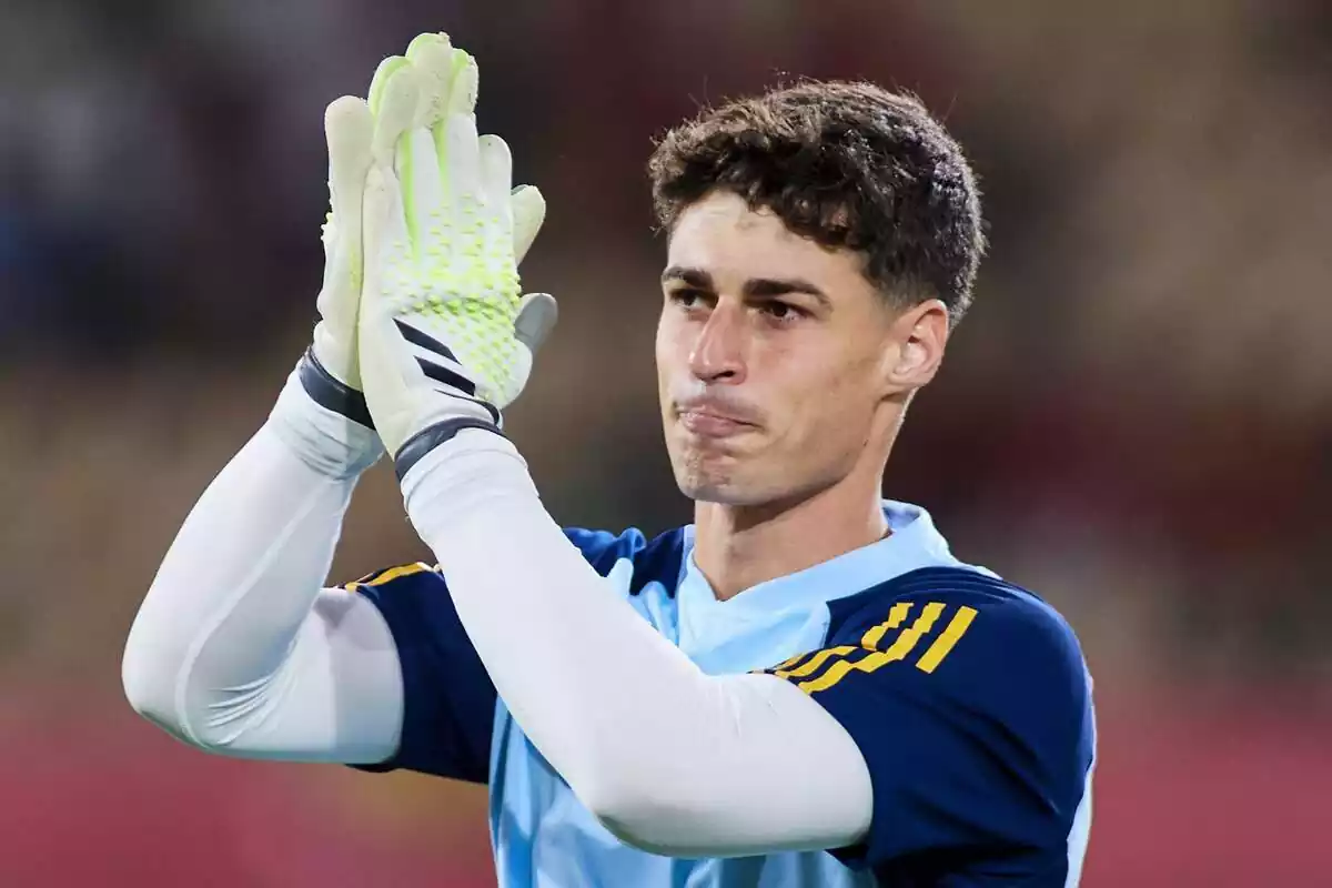 Kepa saludant en un escalfament amb la Selecció Espanyola