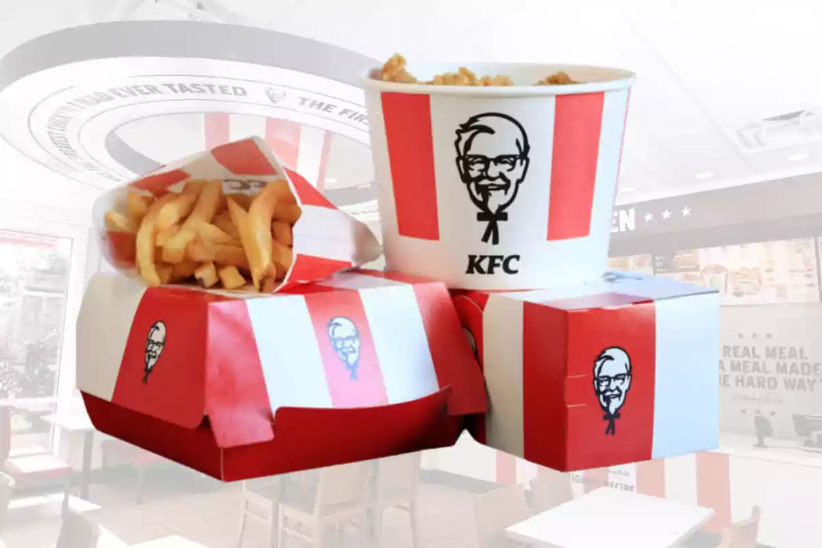 Un combo de comida rápida de KFC con papas fritas y pollo en un restaurante.