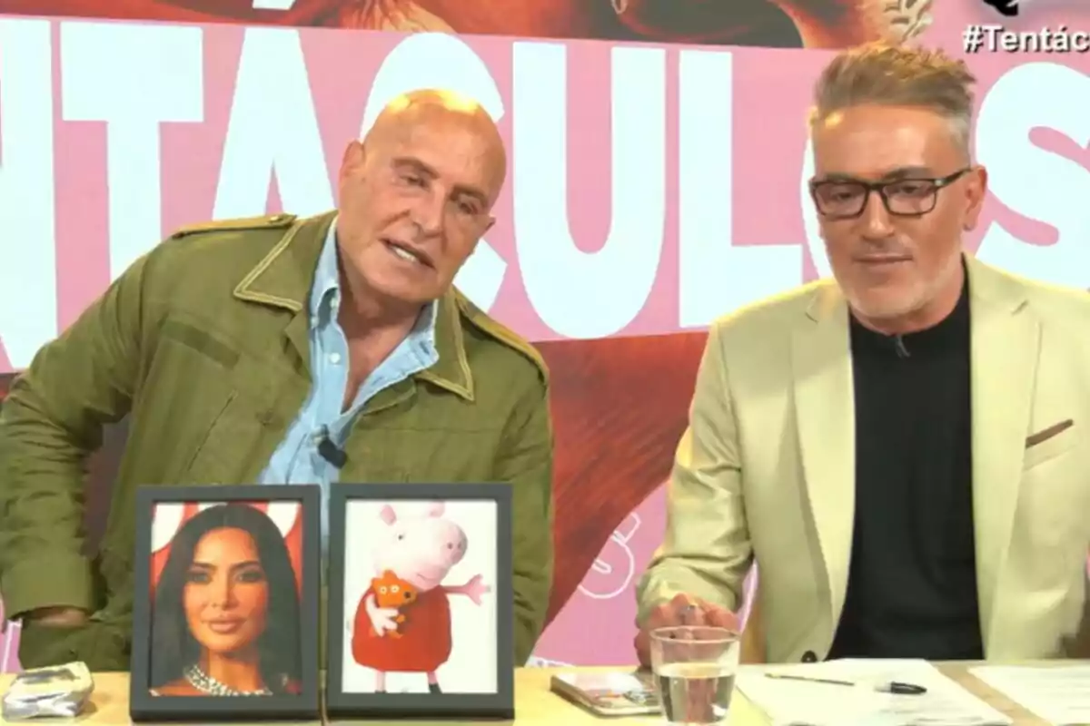 Kiko Matamoros i Kiko Hernández estan asseguts en un plató de televisió amb un fons que diu "TENTACLES" i a la taula davant d'ells hi ha dos marcs amb imatges, una d'una dona i una altra d'un personatge animat.