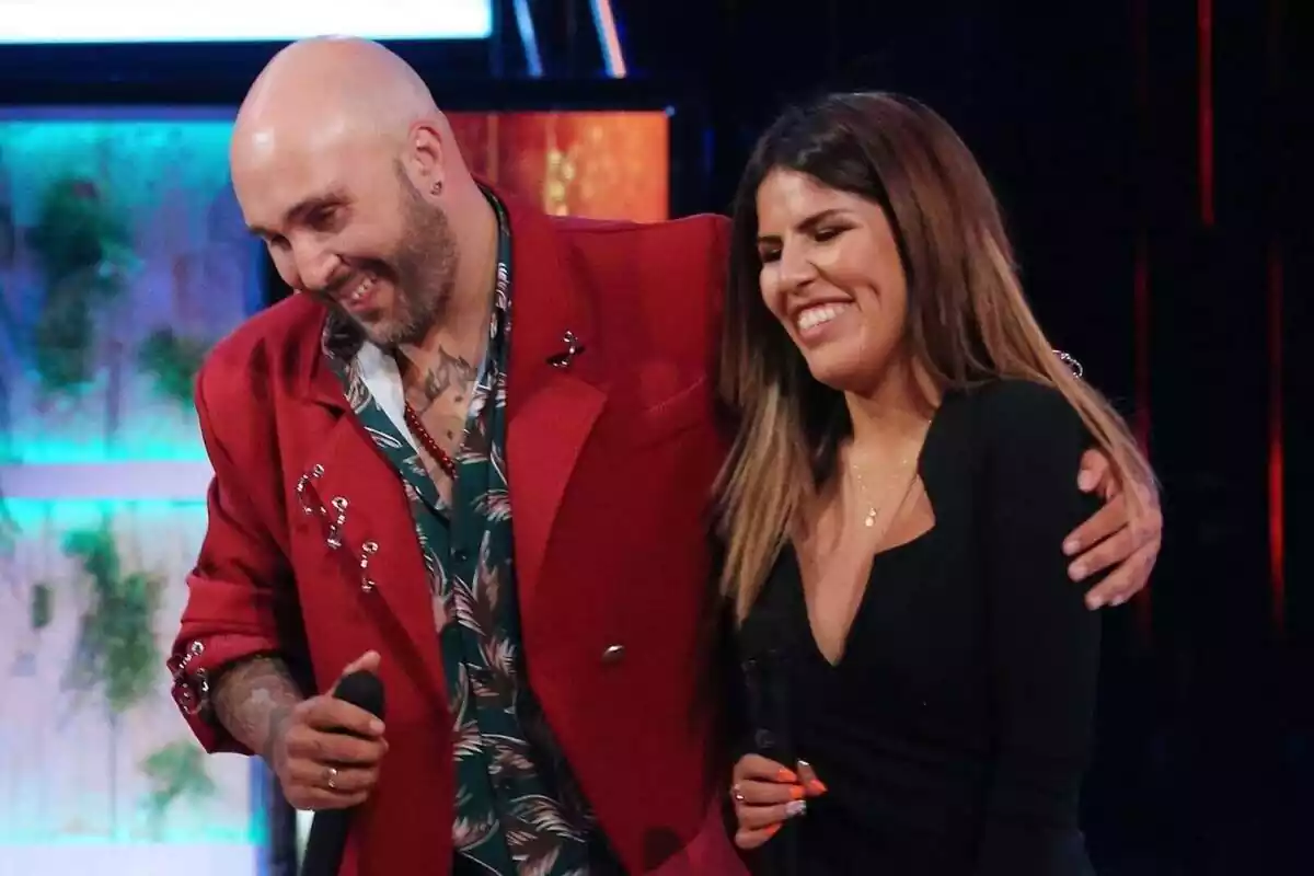 Kiko Rivera con el brazo por detrás de Isa Pantoja en el plató de 'Supervivientes'