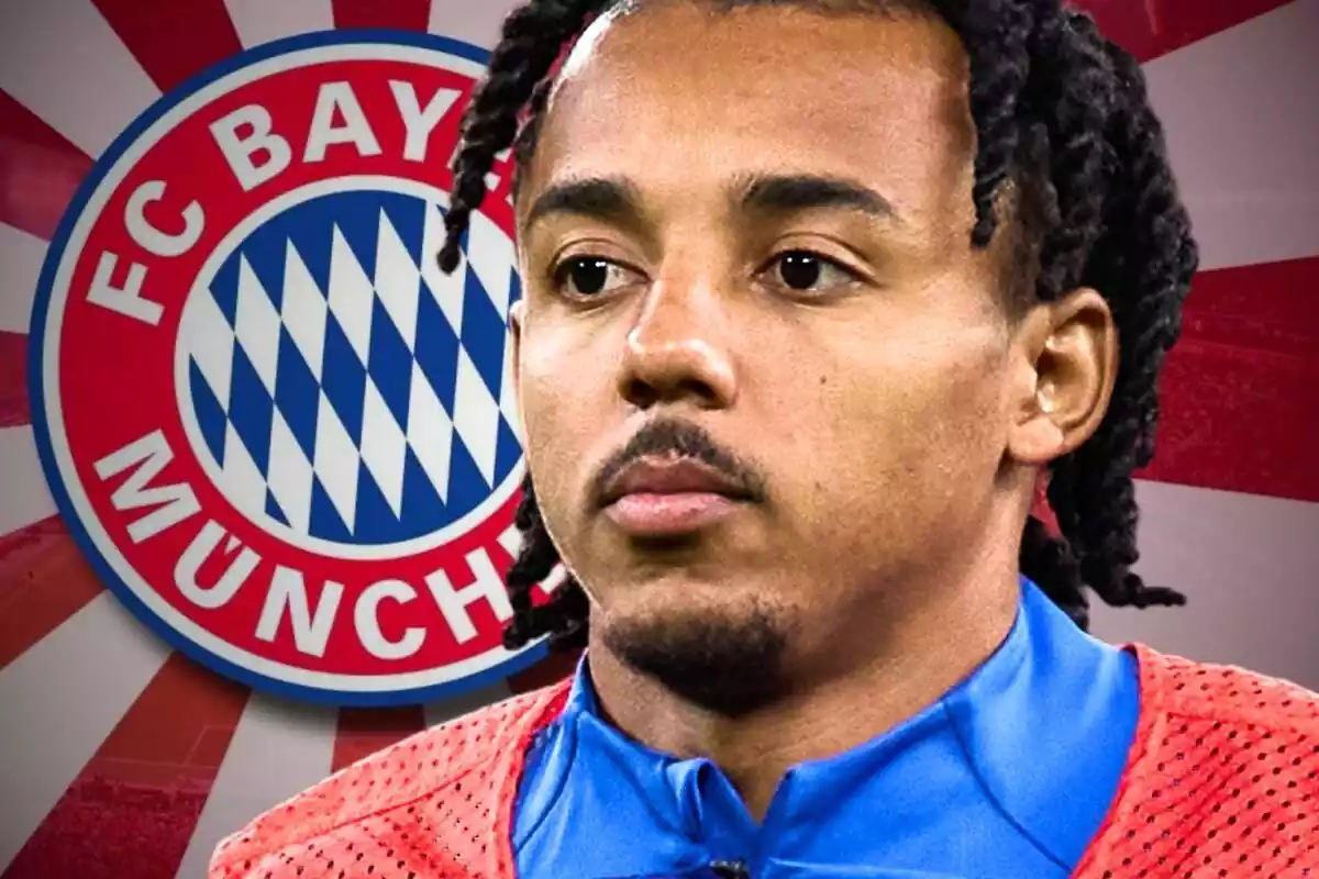 Jules Koundé amb el peto d'escalfament i la mirada perduda davant un escut del Bayern Munic