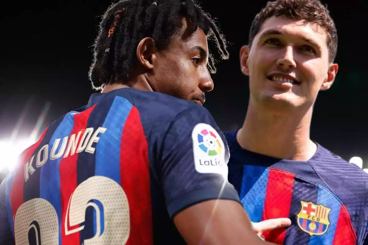 Jules Koundé d'esquena i Andreas Christensen assenyalant l'escut del Barça