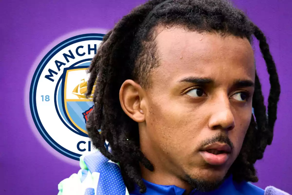 Un jugador de fútbol con rastas frente al logo del Manchester City sobre un fondo morado.