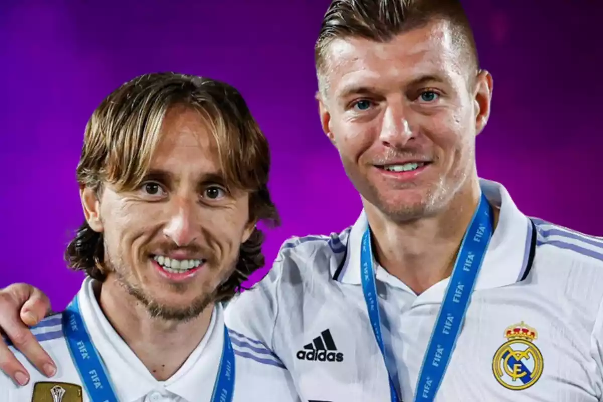 Toni Kroos abraça Luka Modric sobre un fons de color lila