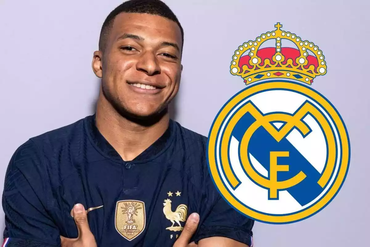 Kylian Mbappé al costat de l'escut del Reial Madrid