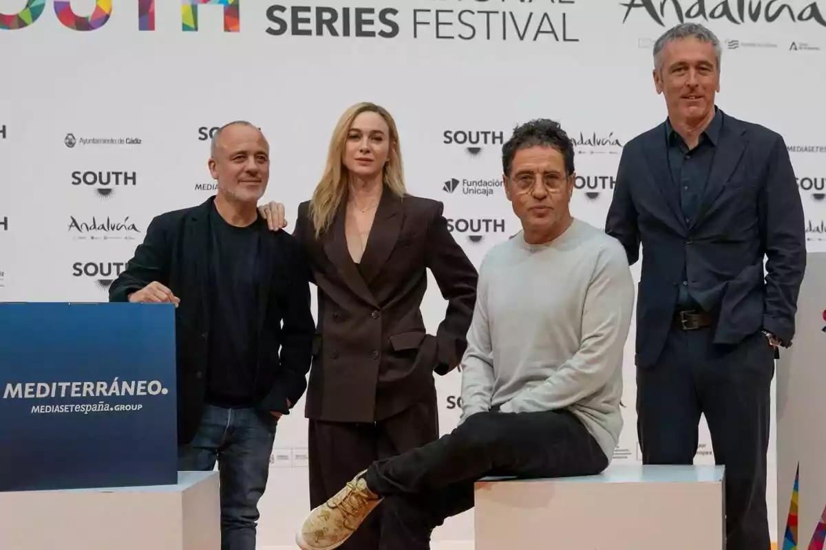 Javier Gutiérrez, Marta Hazas, Daniel Écija i Ghislain Barrois posant en un esdeveniment del South International Series Festival amb un cartell de Mediterrani Mediaset España Group en primer pla.