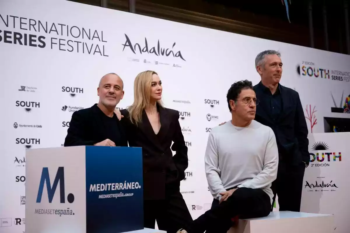 Javier Gutiérrez, Marta Hazas, Daniel Écija i Ghislain Barrois posant en un esdeveniment de l'International Series Festival a Andalusia, amb un cartell de Mediterrani Mediaset España Group en primer pla.