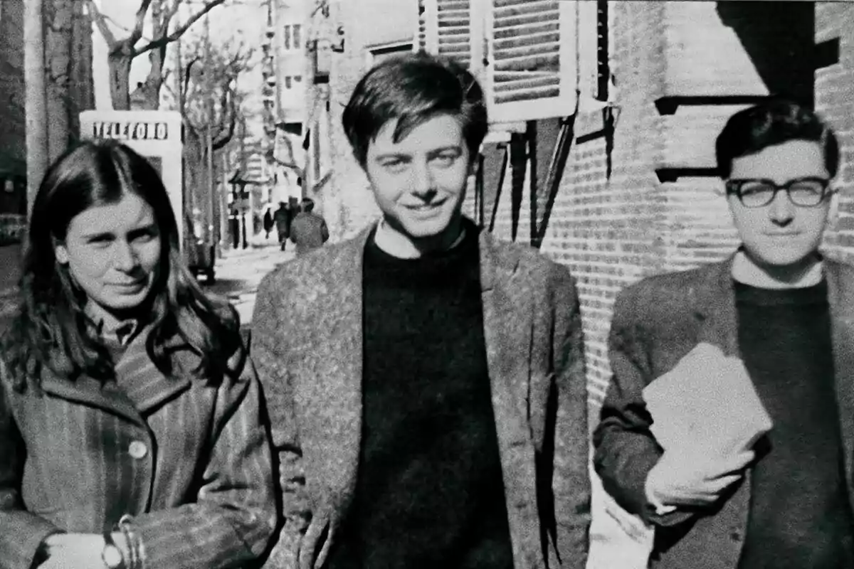 Tres personas jóvenes caminando por una calle urbana en una fotografía en blanco y negro en la serie documental La conquista de la democracia.