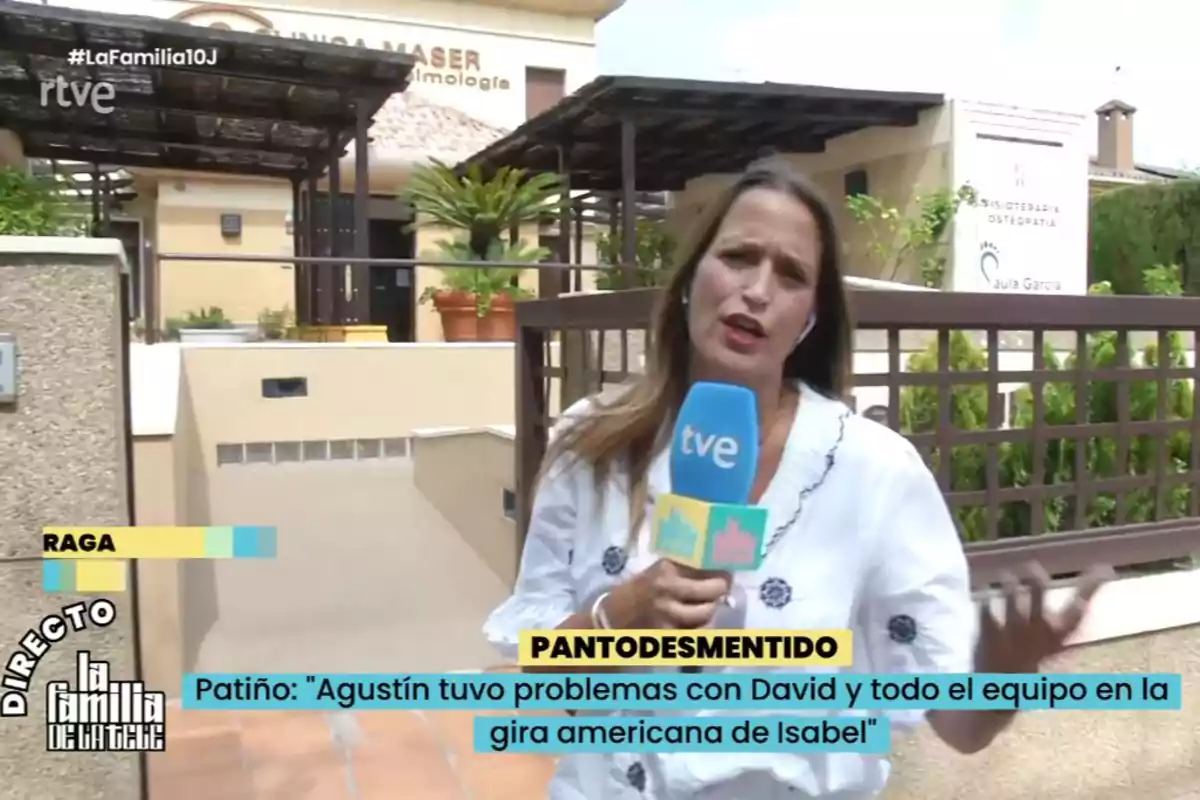 Amanda Párraga sostenint un micròfon blau de tve mentre informa en directe davant d’un edifici amb plantes i cartells de clíniques, amb gràfics i subtítols a la pantalla. Captura de ‘la Família de la Tele’ Amanda Párraga sostenint un micròfon blau de tve mentre informa en directe davant d’un edifici amb plantes i cartells de clíniques, amb gràfics i subtítols a la pantalla. Captura de ‘la Família de la Tele’