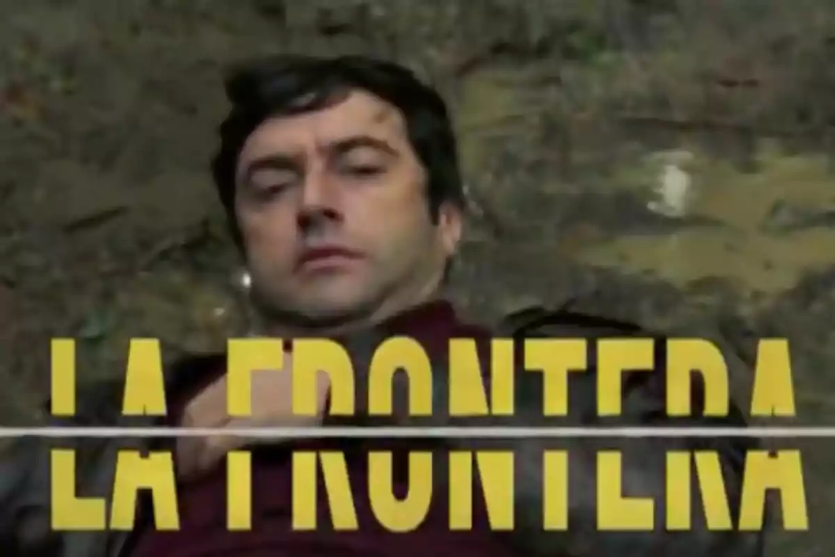 Un home estirat a terra amb la paraula "La Frontera" en lletres grogues sobre la imatge.