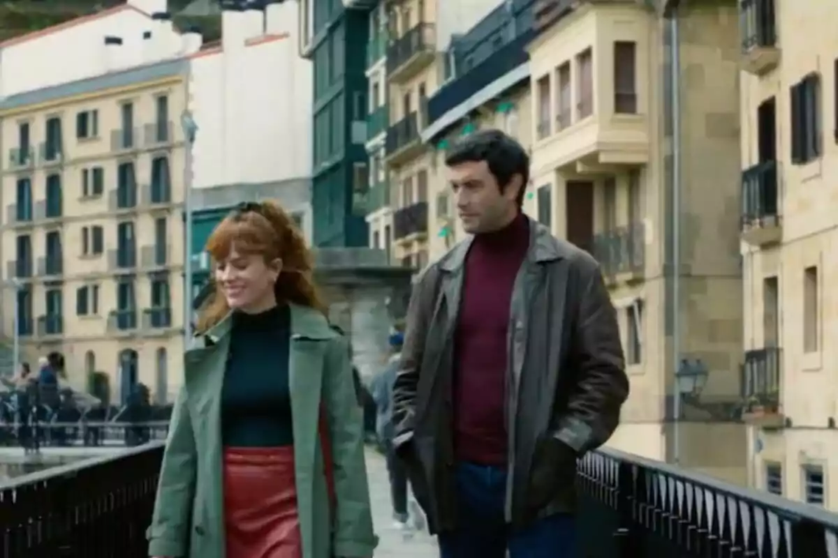 Javier Rey i Itsaso Arana a la sèrie 'La Frontera' caminant per un pont en una ciutat amb edificis de fons. Javier Rey i Itsaso Arana a la sèrie 'La Frontera' caminant per un pont en una ciutat amb edificis de fons.