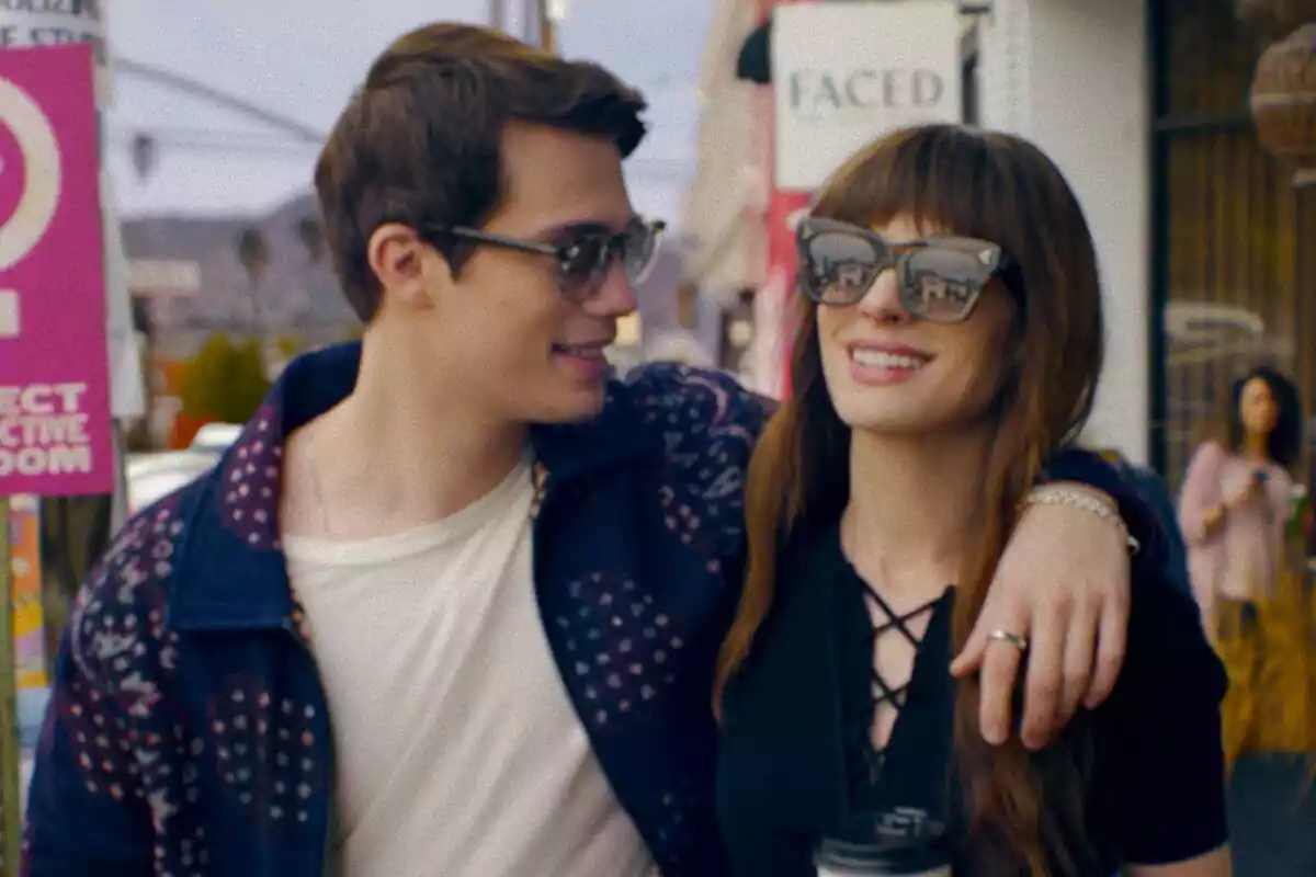 Fotografía de Anne Hathaway y Nicholas Galitzine juntos en La idea de tenerte