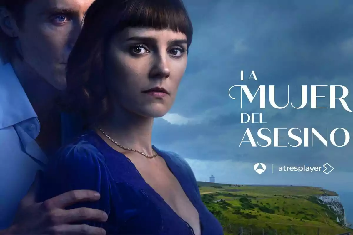 Una mujer con expresión seria es abrazada por un hombre en un paisaje costero con el texto "La Mujer del Asesino" y el logo de Antena 3 y Atresplayer.