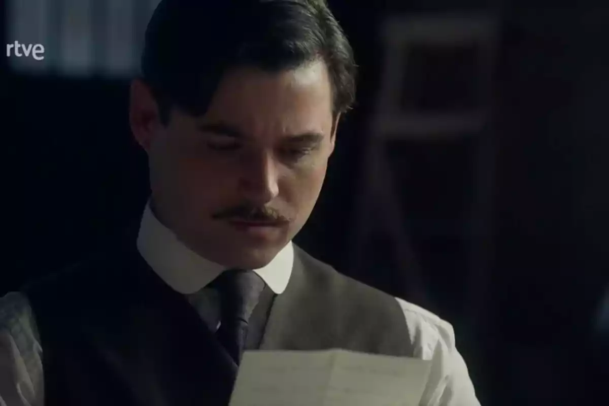 Manuel amb expressió seriosa llegint una carta en una habitació amb poca llum. Captura de 'La Promesa' Manuel amb expressió seriosa llegint una carta en una habitació amb poca llum. Captura de 'La Promesa'