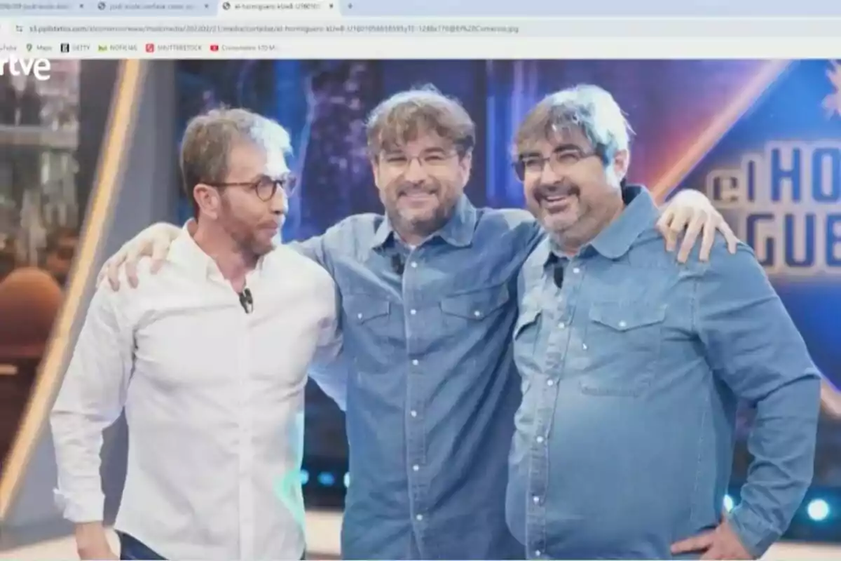 Pablo Motos, Jordi Évole i el seu doble posen juntes a 'El Hormiguero', dues d'elles porten camises de mezclilla i una porta una camisa blanca. Pablo Motos, Jordi Évole i el seu doble posen juntes a 'El Hormiguero', dues d'elles porten camises de mezclilla i una porta una camisa blanca.