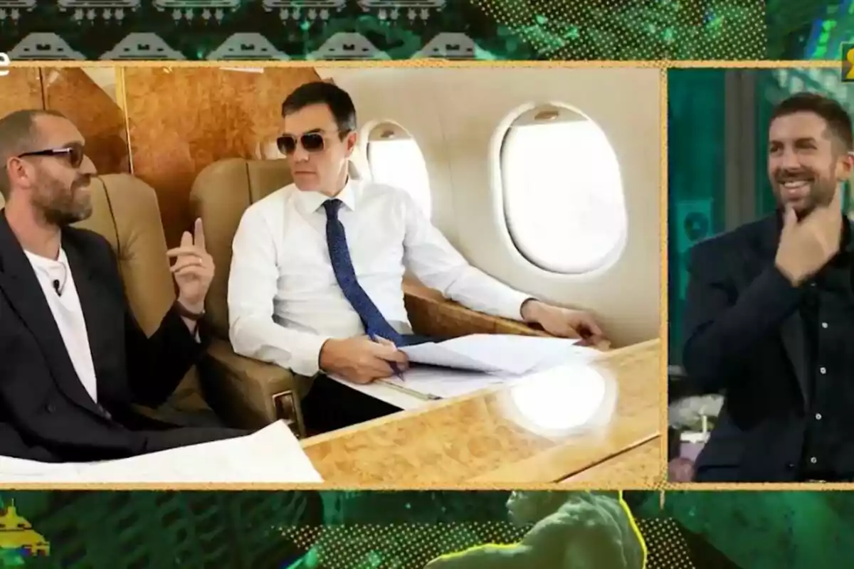Jorge Ponce i Pedro Sánchez amb ulleres de sol conversen asseguts en un avió privat mentre David Broncano somriu en un requadre a part.