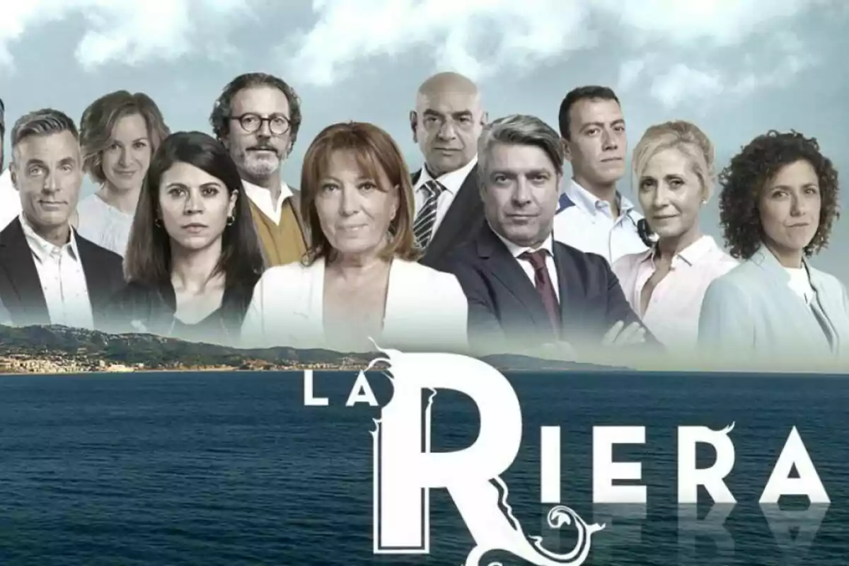 Un grupo de personas posando frente a un fondo de mar con el texto "La Riera".