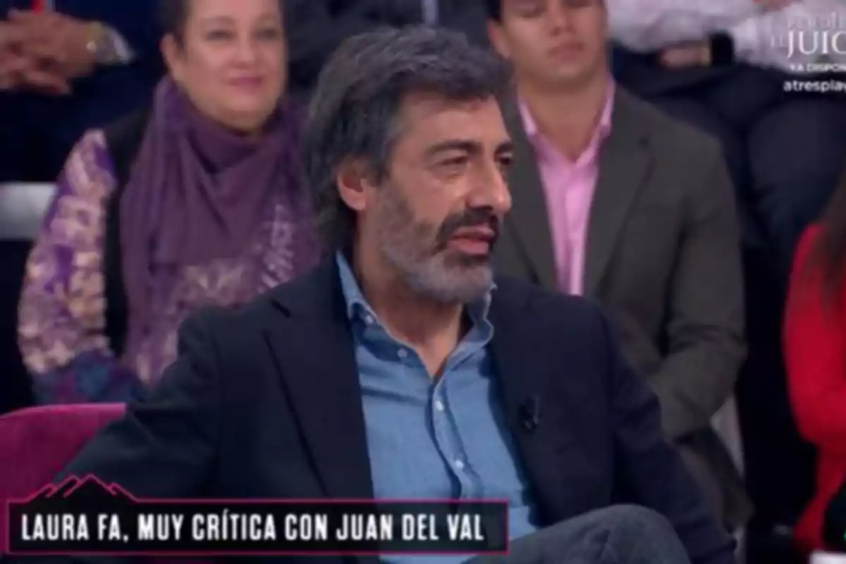 Juan del Val està assegut en un programa de televisió, amb persones al fons i un text a la part inferior de la imatge. Captura de 'La Roca'. Juan del Val està assegut en un programa de televisió, amb persones al fons i un text a la part inferior de la imatge. Captura de 'La Roca'.