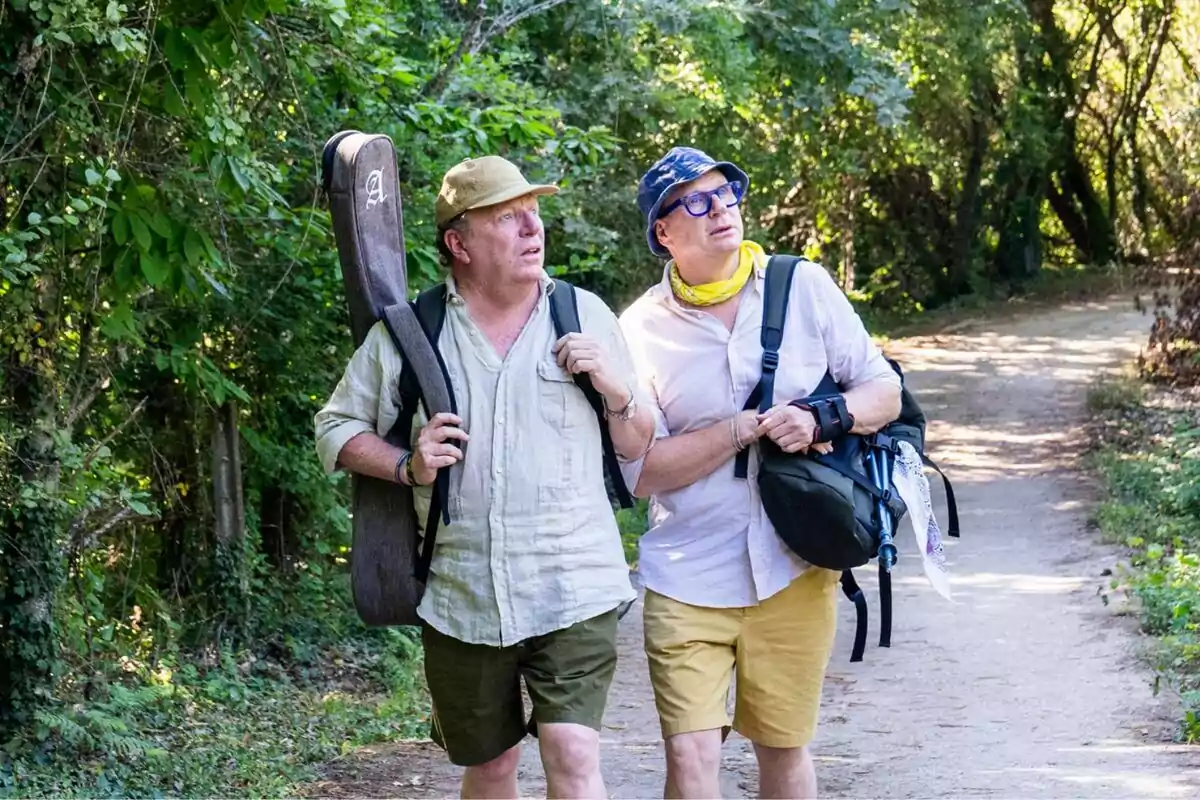 Fotografia de Jorge i César Cadaval al camp gravant el seu nou programa, La Ruta Morancos, per a La 1