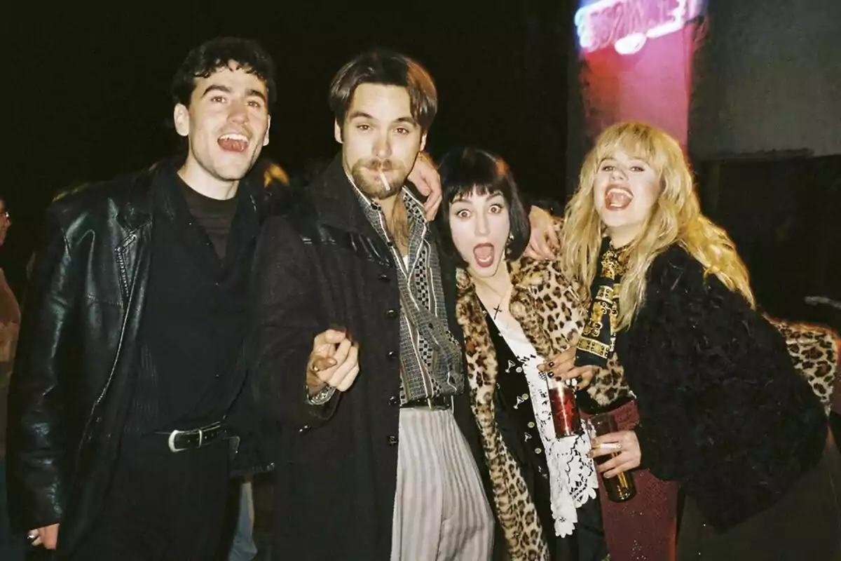 Un grupo formado por Àlex Monner, Claudia Salas, Ricardo Gómez y Elisabet Casanovas posando y sonriendo en una fiesta nocturna en la serie La Ruta.