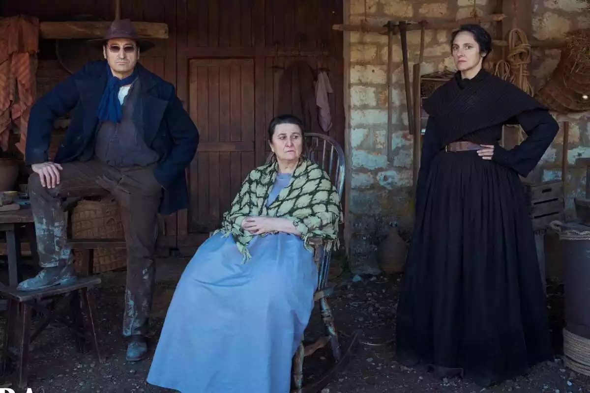 Fotografía de Adelfa Calvo, Carmelo Gómez y María Morales como protagonistas de La sombra de la tierra, nueva serie de atresplayer