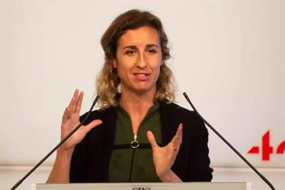 Laia Estrada parlant davant la premsa al Parlament de Catalunya