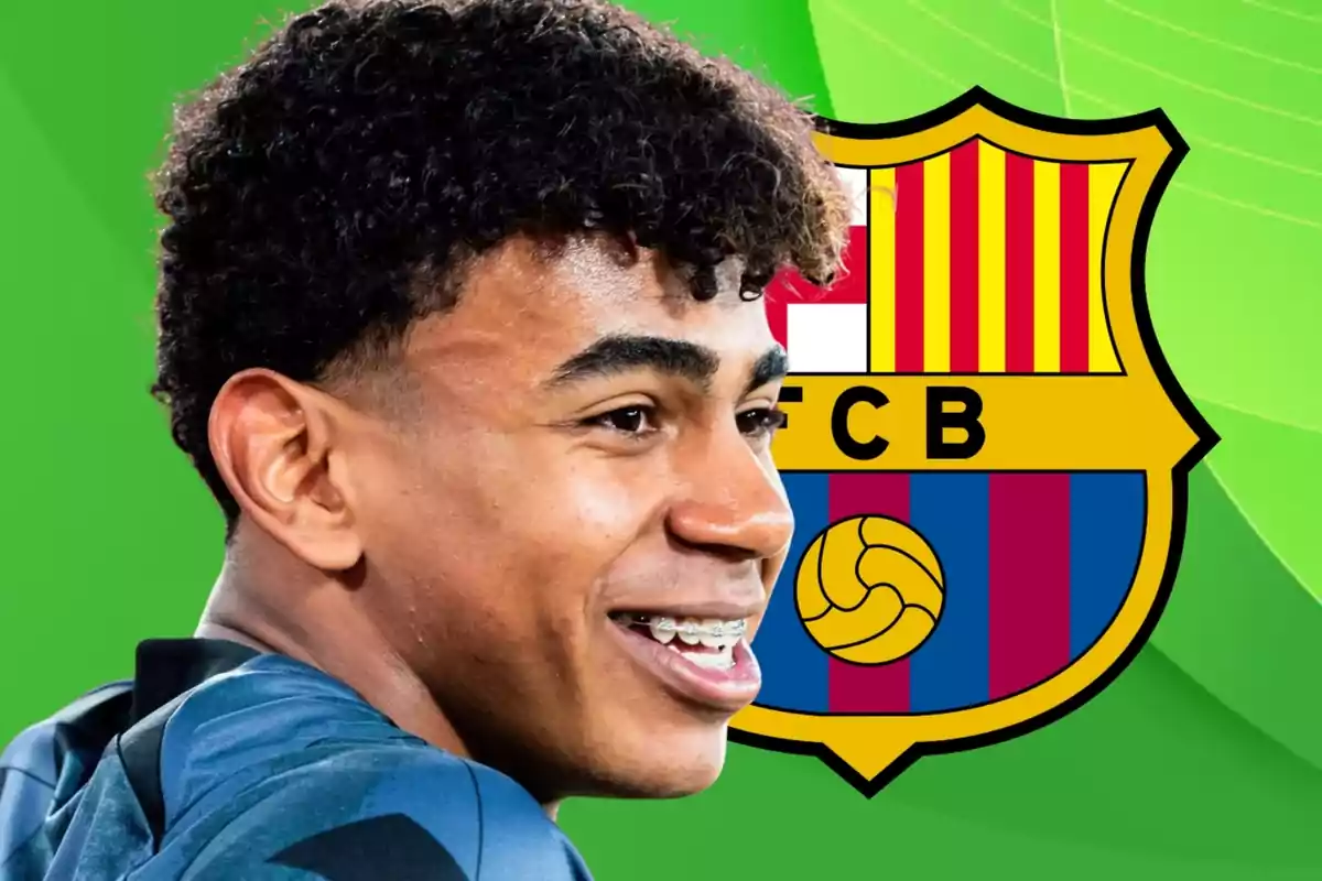 Un jove somrient amb brackets davant de l'escut del FC Barcelona sobre un fons verd.